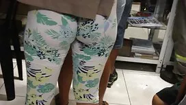 Orang-orang berada d ...