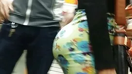 Pria dengan skru ham ...