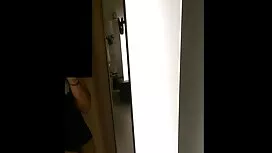 Pria menjangkau buat ...