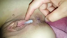 Seorang wanita cerit ...