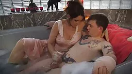 Seorang lelaki di se ...