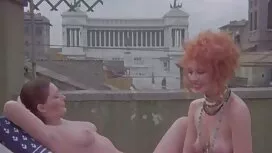 Orang-orang keluar d ...