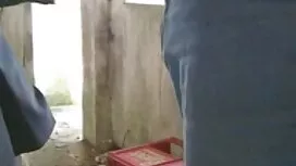 Gadis menyajikan cer ...