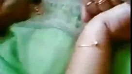 Seorang lelaki di da ...