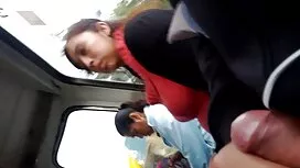 Seorang gadis muda c ...